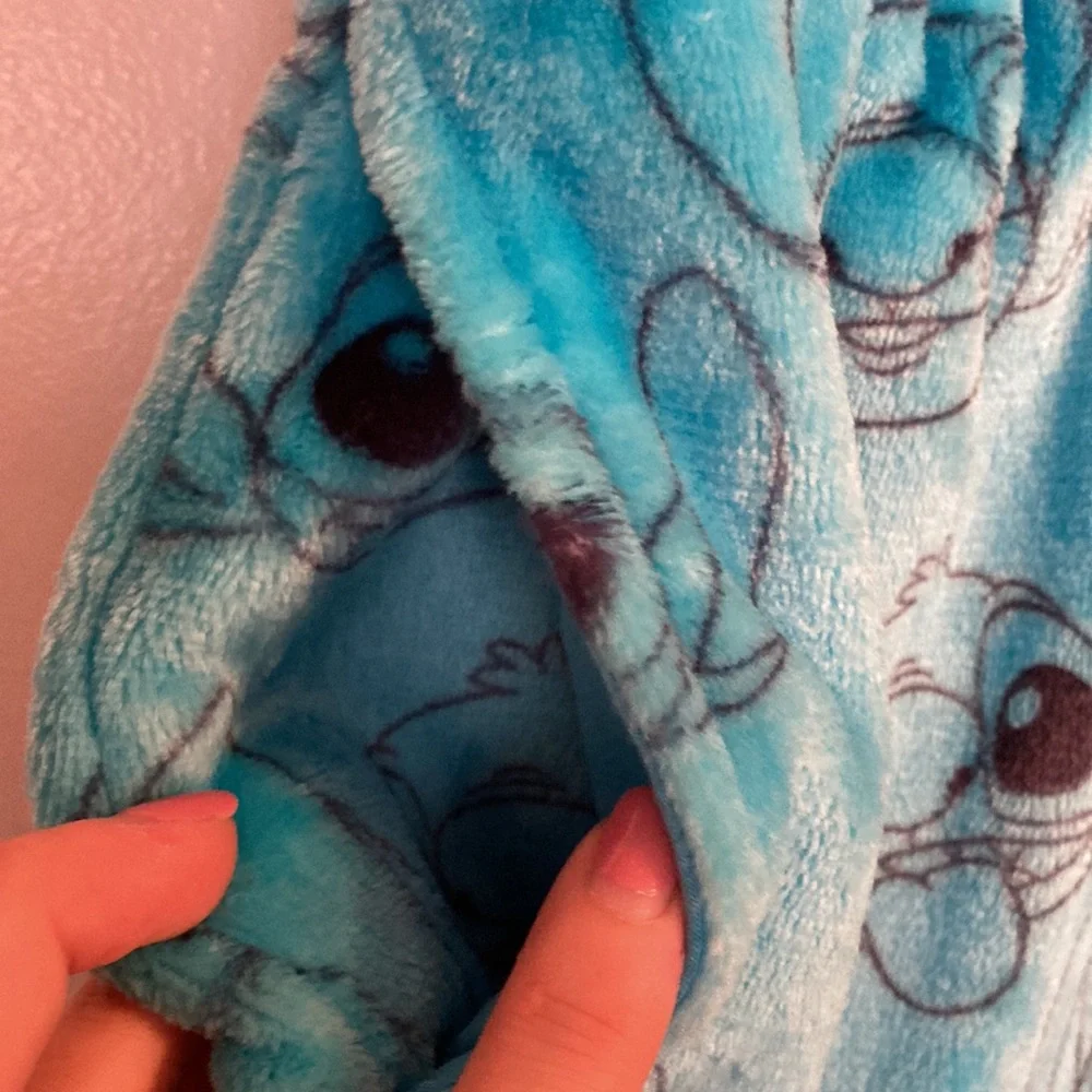 🟥 Disney Stitch Junior’s PJ shorts (NWT) size M - Picture 3 of 7